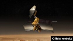 Космический аппарат NASA Mars Reconnaissance Orbiter над поверхностью Марса (художественная реконструкция)
Image credit: NASA/JPL