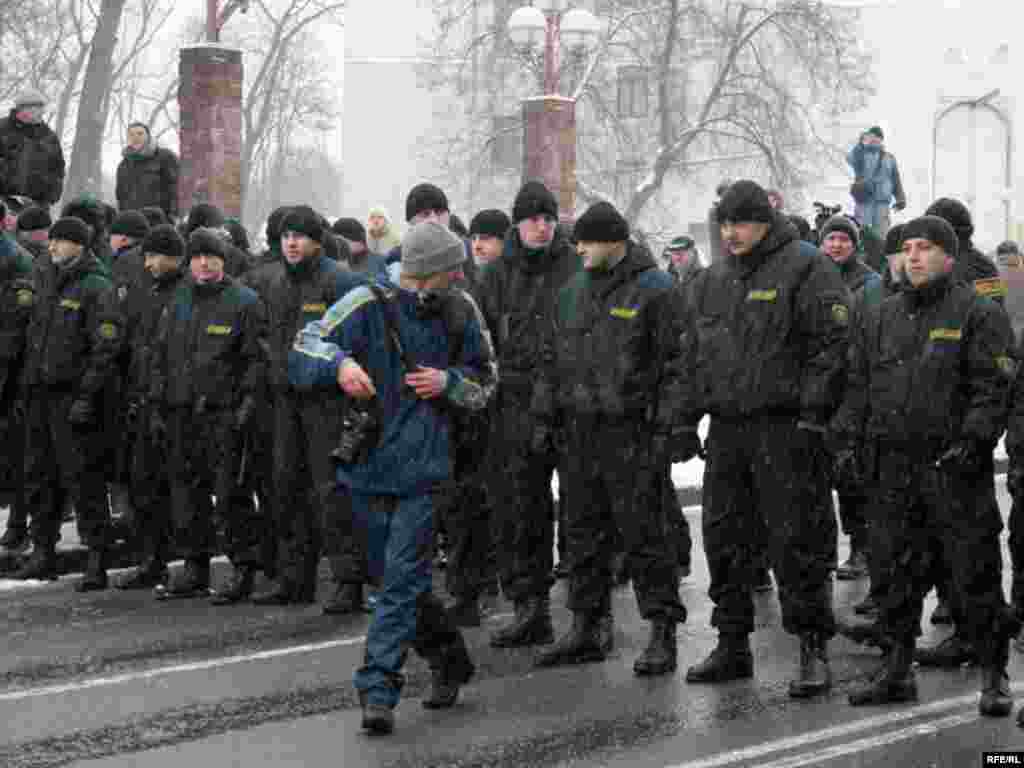 Митингующие предприняли попытку прорваться через центральный проспект к зданию Администрации президента, однако все подступы к нему были блокированы бойцами спецназа.