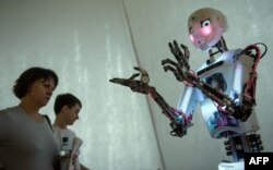 Российский робот RoboThespian умеет поддерживать беседу с человеком