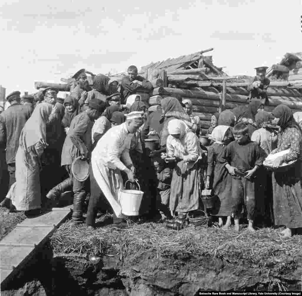 Деревенские жители, попавшие в объектив фотографа, во время поездки царя и его семьи. Это фото в альбоме царской семьи &ndash; одно из немногочисленных, запечатлевших обычных людей