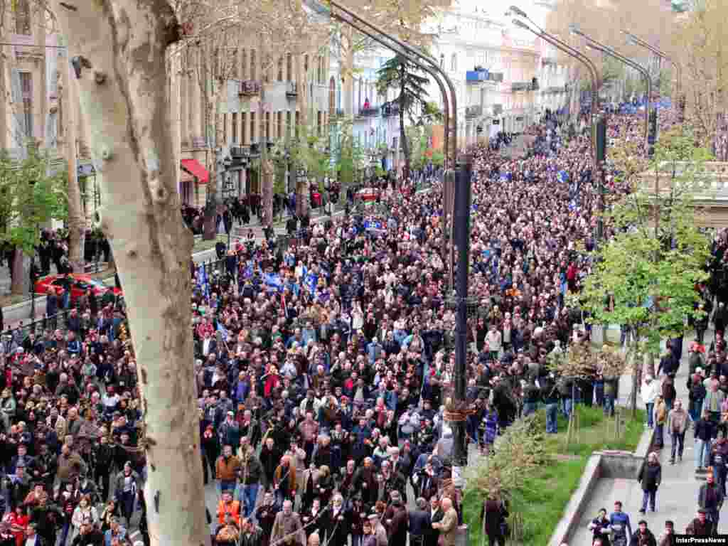 В Тбилиси десятки тысяч сторонников оппозиции вышли на митинг перед зданием парламента. Оппозиция требует отставки президента Грузии Михаила Саакашвили и заявляет, что акция протеста будет бессрочной