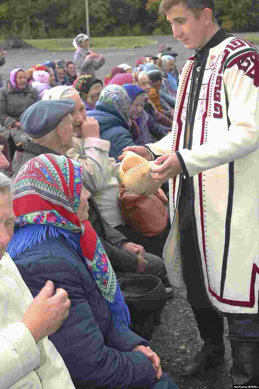 Ковш пива и каравай нового хлеба передаются по рядам.&nbsp;