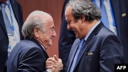 Sepp Blatter (solda) və Michel Platini 2015-ci ildə