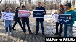 Илья Новиков (в центре) на арт-пикете "Открытой России"