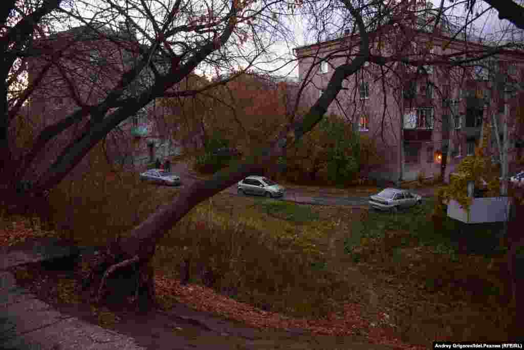 Дома, расположившиеся по соседству с мостом, в низине.&nbsp;